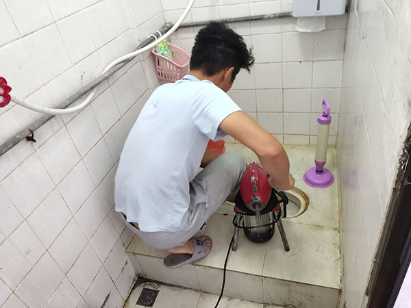 新密管道堵塞冒臭气 专业师傅现场解决问题