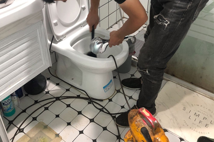 新密马桶堵塞自己疏通还是找师傅?专业上门服务让你省时更省心